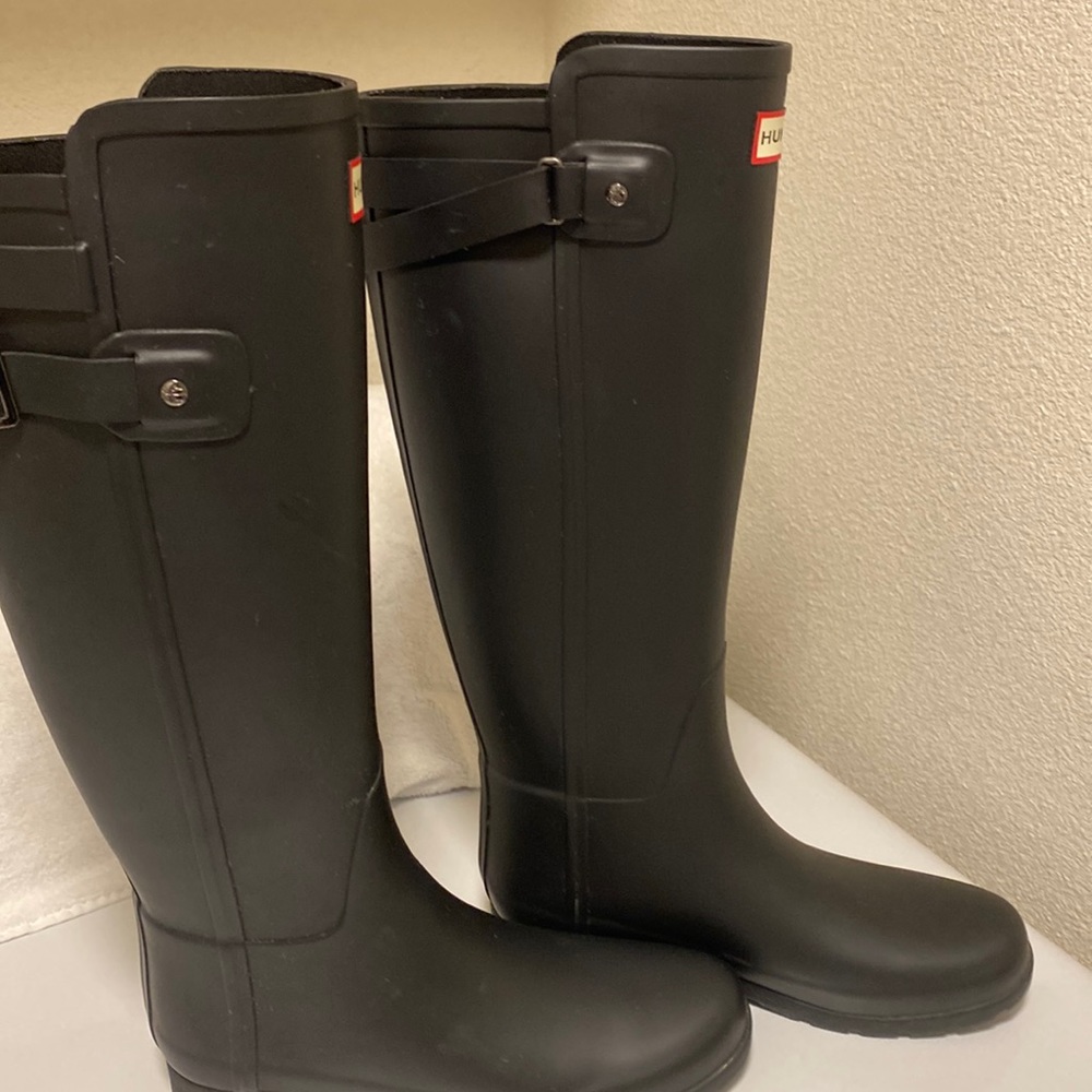 Hunter women’s tall rain boots Size 6 Color black